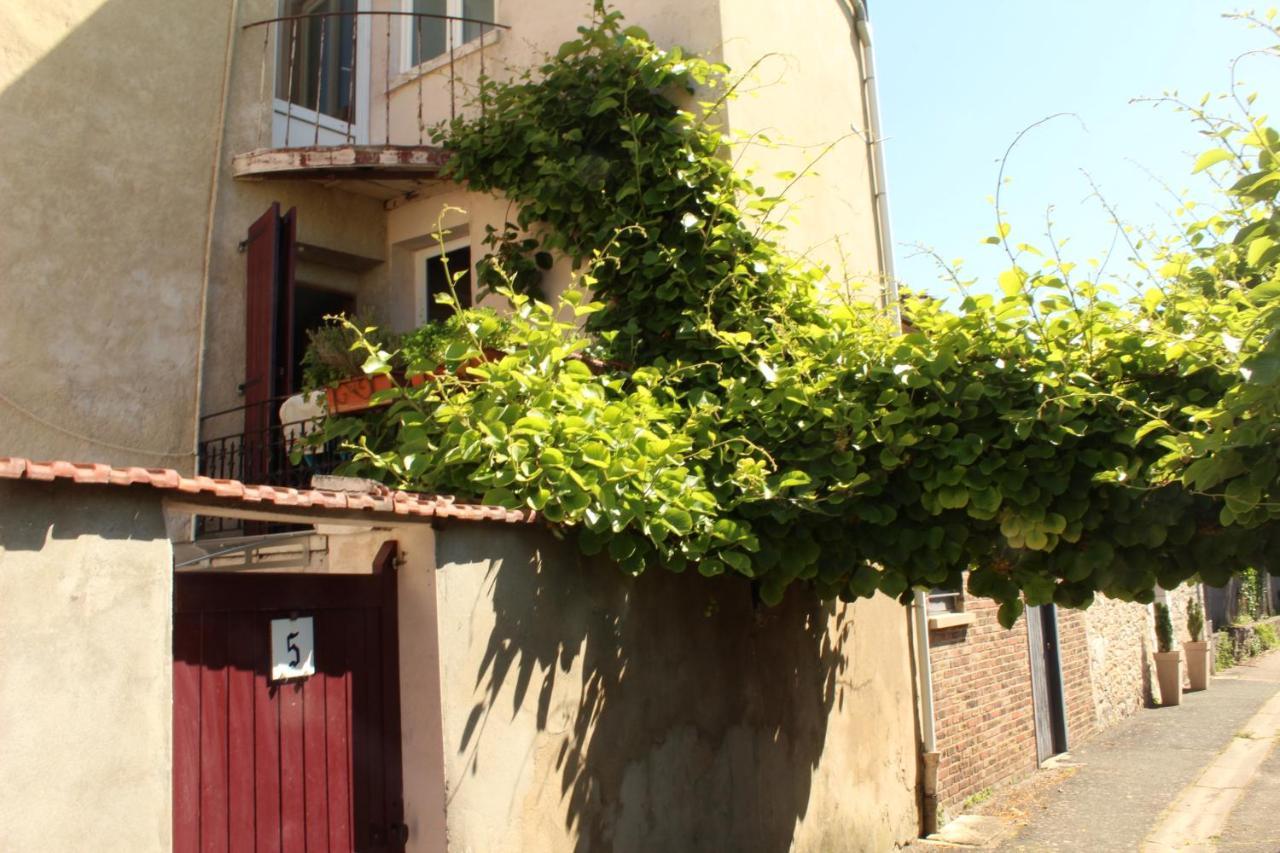 Gite Ancien Relais De Saint-Jacques La Roche-Guyon Exterior photo
