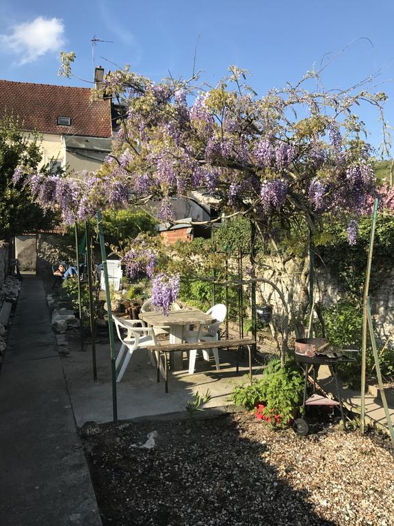 Gite Ancien Relais De Saint-Jacques La Roche-Guyon Exterior photo